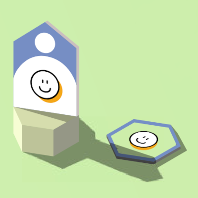 Stehende Spielfigur aus Pappe mit Smiley.